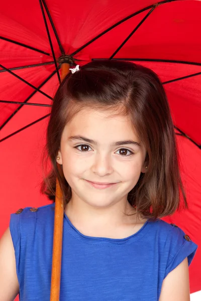 Brünettes kleines Mädchen mit rotem Regenschirm — Stockfoto