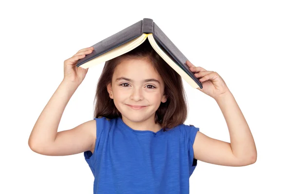 Brunetka dziewczynka z książką na głowie — Zdjęcie stockowe