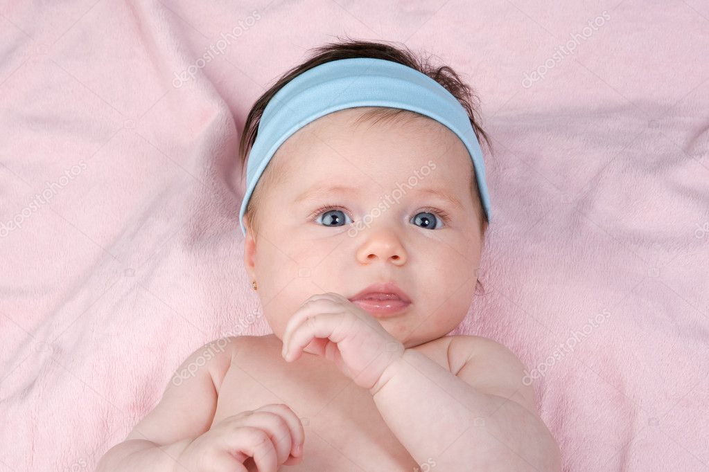 Bebé adorable recién nacido con ojos azules fotografía de stock