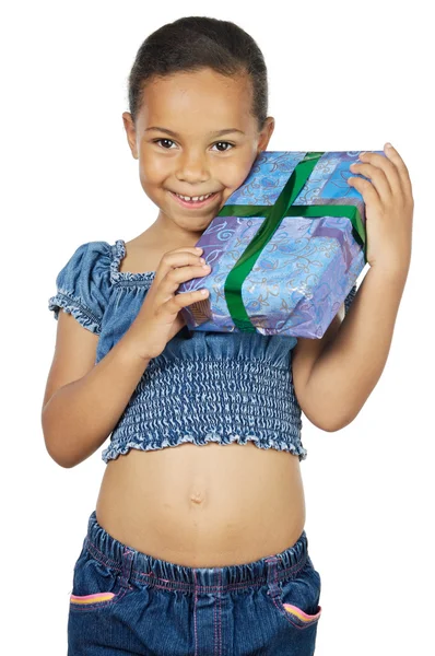 Menina dando um presente — Fotografia de Stock