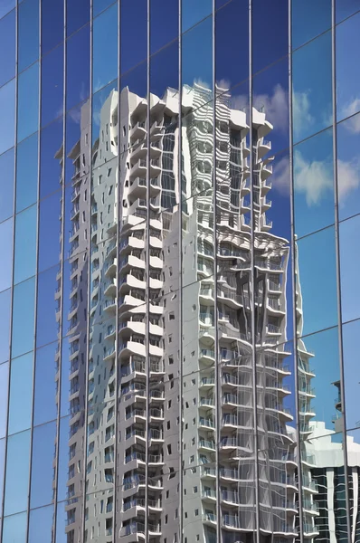 Reflektion av byggnad — Stockfoto