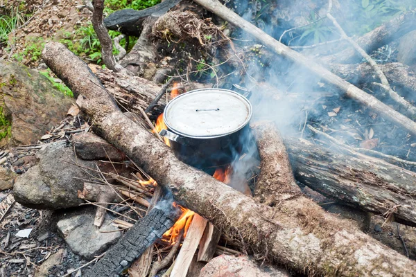 Matlagning över eld — Stockfoto