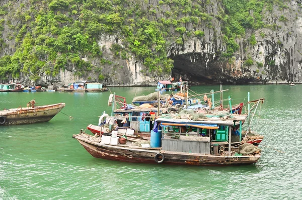 Barche da pesca nella baia di Halong Immagini Stock Royalty Free