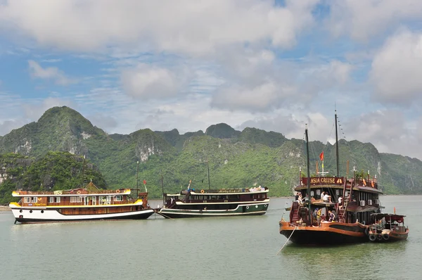 Barche a motore in Halong Bay — Foto Stock