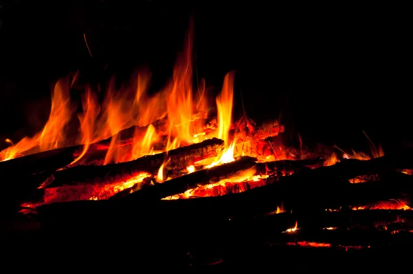 Пожар ночью — стоковое фото
