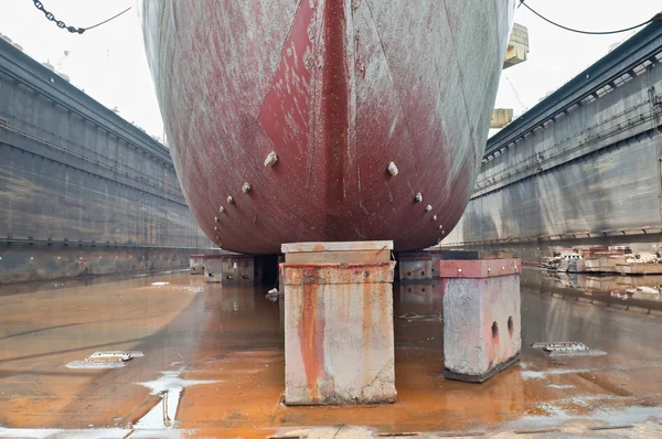 Loď v suchém doku — Stock fotografie