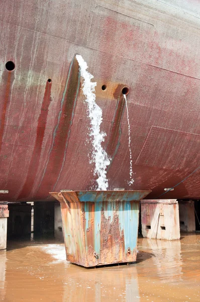 Agua que corre desde el barco de perforación — Foto de Stock