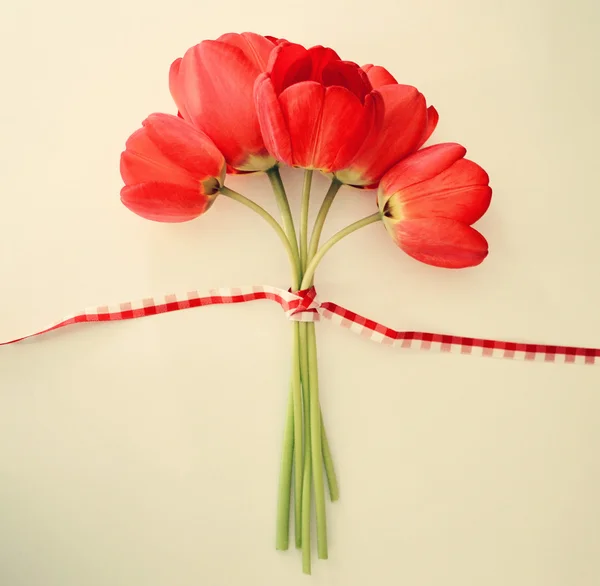 Стилізована старовинна листівка з червоними тюльпанами — стокове фото