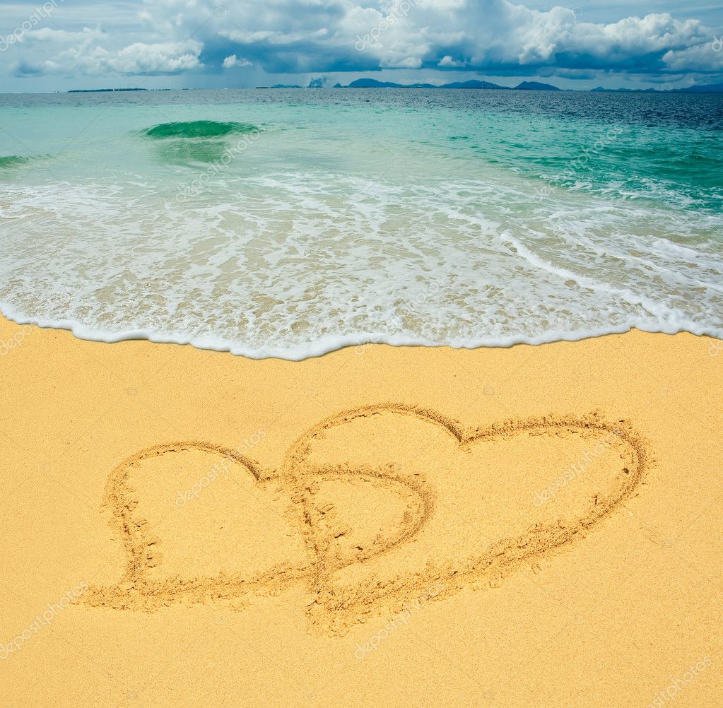 Two hearts drawn in a sandy tropical beach — Stock Photo #9355126