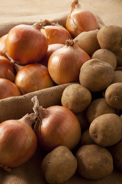 Cebollas y patatas — Foto de Stock