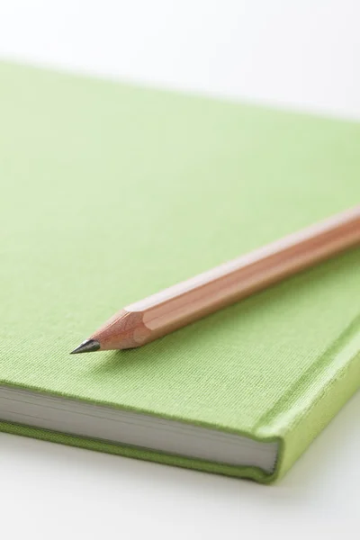 Bleistift auf einem Notizblock — Stockfoto
