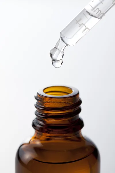 Geneeskunde fles met een druppelaar — Stockfoto