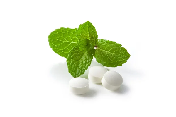 Menta verde e pillole bianche — Foto Stock
