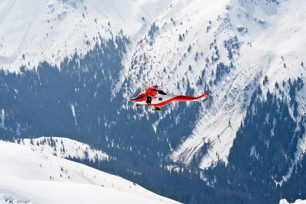 Helicóptero de resgate nas montanhas — Fotografia de Stock