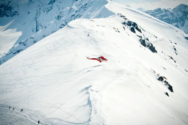 Reddingshelikopter in de bergen — Stockfoto