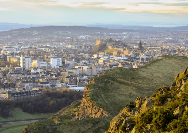Эдинбургский городской пейзаж с места Артура — стоковое фото