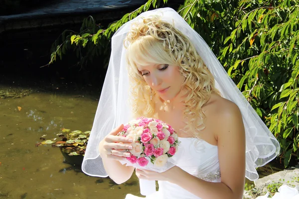 Женщина в свадебном платье — стоковое фото