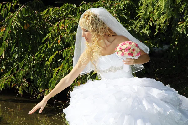 Mujer en vestido de novia —  Fotos de Stock