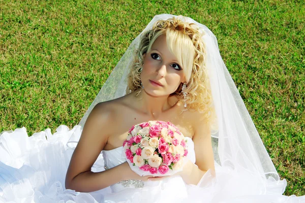 Kvinna i bröllopsklänning — Stockfoto
