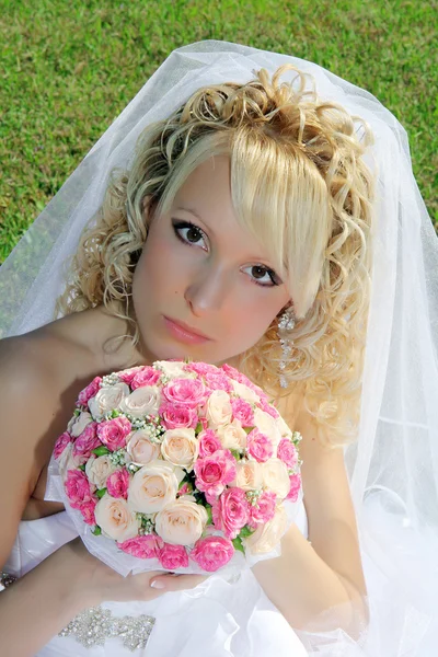 Vrouw in trouwjurk — Stockfoto