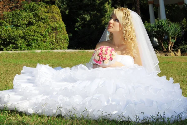 Kvinna i bröllopsklänning — Stockfoto