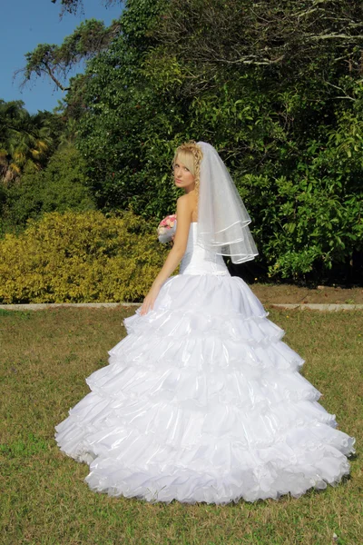 Mulher em vestido de noiva — Fotografia de Stock