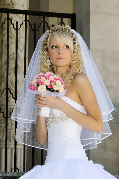 Kobieta w sukni ślubnej — Zdjęcie stockowe