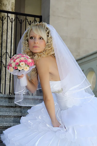 Mujer en vestido de novia — Foto de Stock
