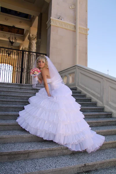 Femme en robe de mariée — Photo