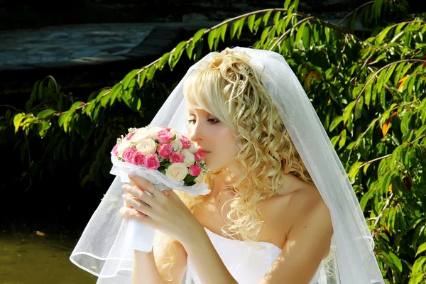 Mujer en vestido de novia — Foto de Stock