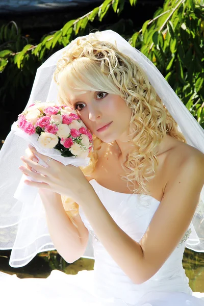 Vrouw in trouwjurk — Stockfoto