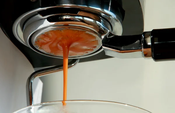 Sabah taze espresso hazırlanıyor — Stok fotoğraf