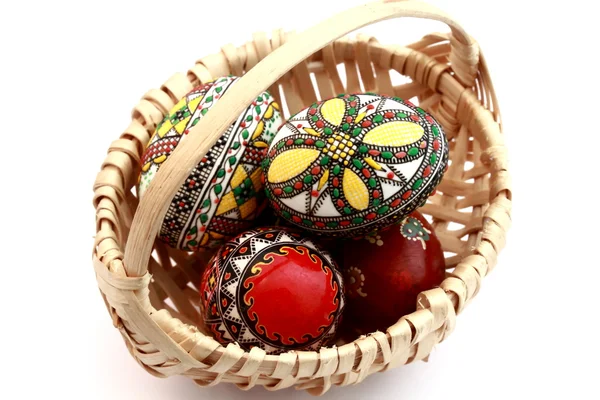 Bitki kafesi sepetindeki Paskalya yumurtaları