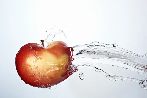 新鮮な赤いりんご水中 — ストック写真