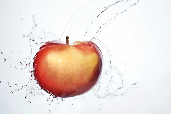 Nové rozdělení červené jablko pod vodou — Stock fotografie