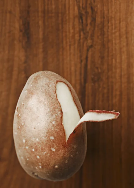 Peeled potato on cutting board — Stock Photo, Image