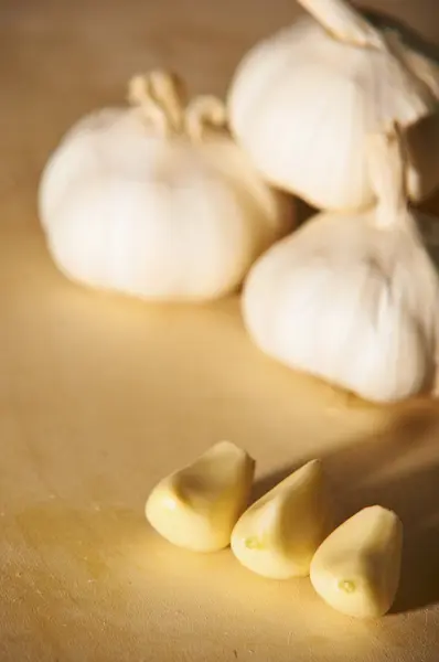 stock image Garlic vegetable on cutting board