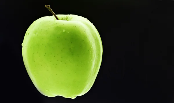 Φρέσκο πράσινο μήλο με σταγόνες νερού — Φωτογραφία Αρχείου