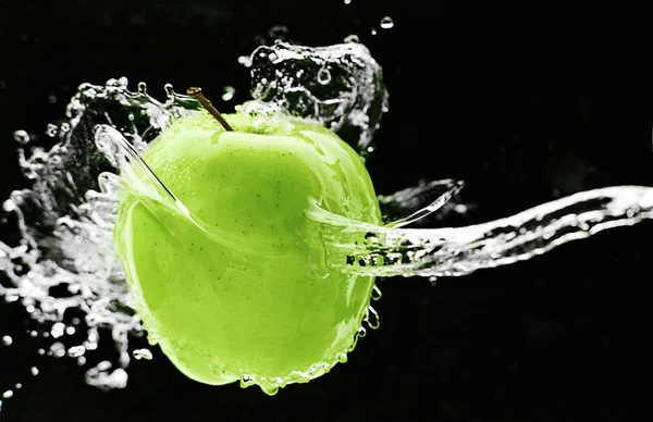 Frischer grüner Apfel unter Wasser Stockbild