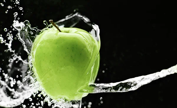 Frischer grüner Apfel unter Wasser lizenzfreie Stockbilder