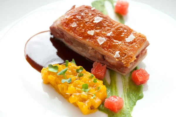 Crispy pork fillet with mango chutney. — Stock Photo, Image
