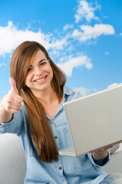 Leuk meisje duimen opdagen met laptop. — Stockfoto