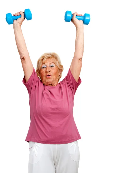 Starszy kobieta podnosząc ręce z ciężarkami. — Zdjęcie stockowe