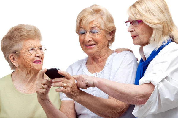 Drei ältere Frauen mit Handy. — Stockfoto