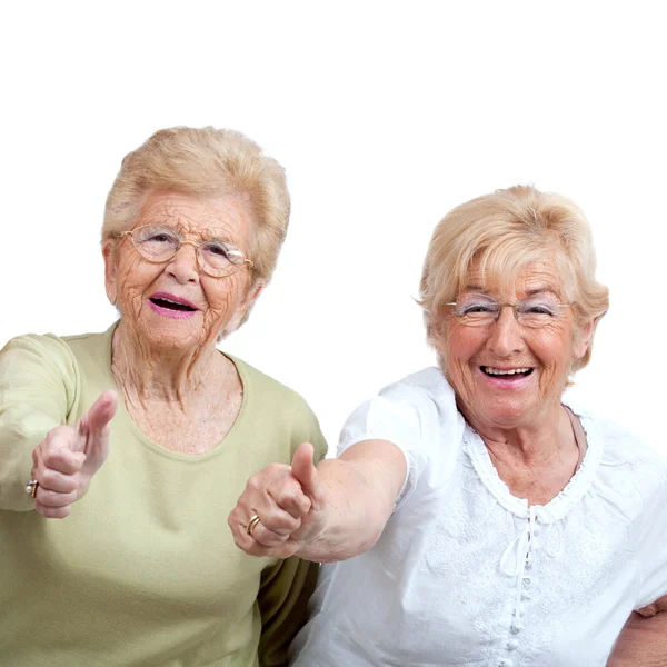 Zwei ältere Frauen zeigen Daumen nach oben. — Stockfoto