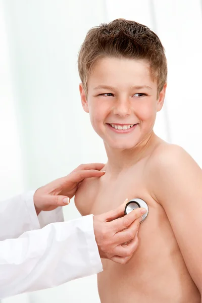 Pojke med hälsa kontrollera i klinik. — Stockfoto