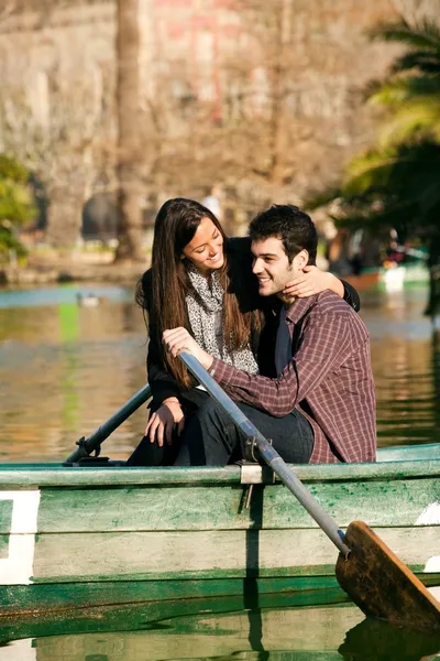 Couple heureux sur petit bateau . — Photo