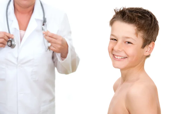 Portret van jongen met doctor in de achtergrond. — Stockfoto