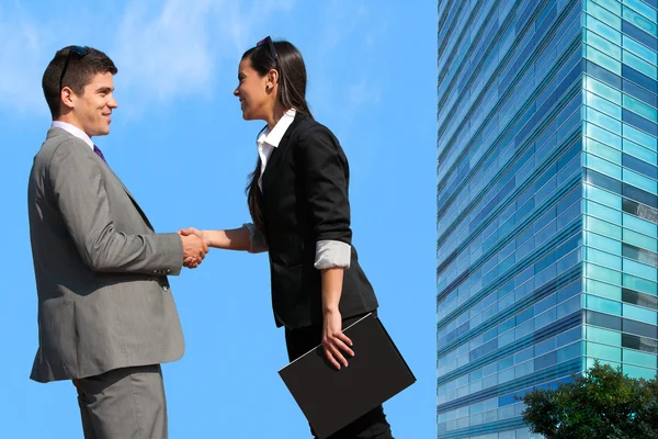 Pareja de negocios dando la mano sobre trato al aire libre . — Foto de Stock