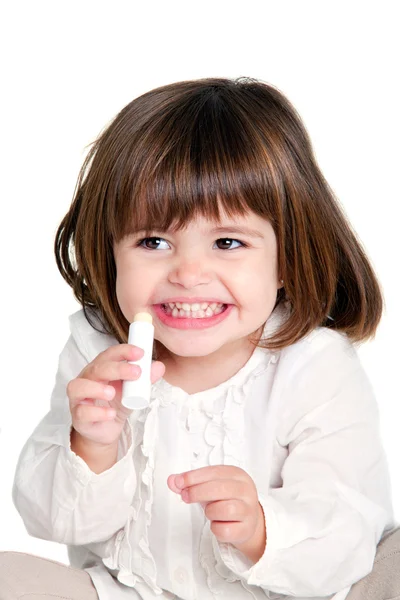 Ładny litle dziewczynka gospodarstwa balsam do ust — Zdjęcie stockowe